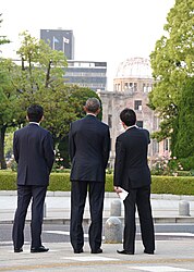 原爆ドームを見る安倍首相（左）とオバマ大統領（中央）、岸田文雄外務大臣[注 22]（右、2016年5月27日）