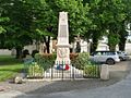 Monument aux morts près de l'église.