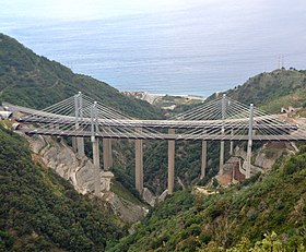 L'ancien (au second plan) et le nouveau viaduc de Favazzina le 7 mai 2013.