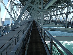 大鳴門橋の車道の直下の写真