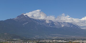 Lijiang, provincia de Yunnan, (única ciudad dentro de Hengduan Shan) empequeñecida por la montaña Nevada Dragón de Jade.