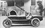 Photo de Pietro Bordino prenant la pose au volant d'une Fiat 804.