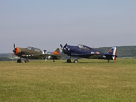 Un North American T-6 Texan et un North American NA-68 stationnés à l'aérodrome de la Ferté-Alais.