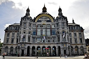 从阿斯特丽德王后广场（英语：Koningin Astridplein）望向安特卫普中央站