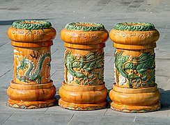 Poubelles du temple aux symboles impériaux du dragon et du phœnix