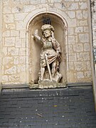 Au-dessus du porche de l'église, saint Christophe...