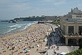 Hôtel du Palais, au fond. Grande plage et casino municipal au premier plan.