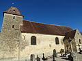 Vue latérale de l'église, avec le cimetière.