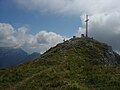 Croix et tables de relief au sommet ; vue à gauche sur la dent de Crolles