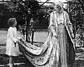 Ellen Terry dans son jardin avec sa petite-fille.