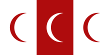 Drapeau composé de trois bannières, de gauche à droite : une bannière blanche avec un croissant de lune rouge, une bannière rouge avec un croissant de lune blanc et la dernière comme la première.