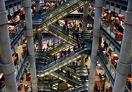 Imagen del atrio central con las escaleras mecánicas en las plantas inferiores.