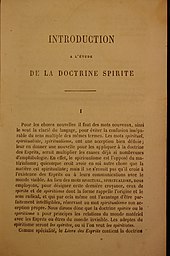 Première page de l'édition originale du Livre des Esprits représentée entièrement. Le papier est fortement jauni et les caractères apparaissent en bruns foncés tout en restant clairement lisibles.