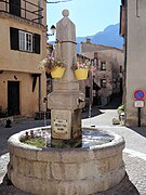 Fontaine sur la place du village.