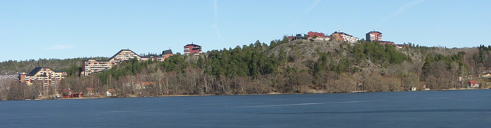 Bebyggelsen på Myrstuberget, vy över Albysjön, mars 2012.