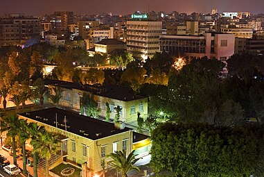 Το κέντρο της Λευκωσίας, με την Κυπριακή Βιβλιοθήκη εντός των τειχών ενώ η νεότερη πόλη απλώνεται στο φόντο.