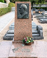 Tombeau de Marcel Noppeney, avec portrait en relief de Nina Grach-Jascinsky