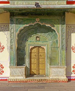 La porte nord-ouest du Pritam Niwas Chowk, cour intérieure du City Palace de Jaipur, au Rajasthan. (définition réelle 3 713 × 4 515)