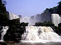 Las cataratas y saltos, gran volumen de agua cayendo abruptamente del cause alto de los caudalosos ríos que fluyen en la región. En la imagen, Saltos del Monday en Paraguay.