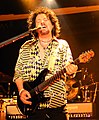 Steve Lukather en 2017, jouant sur un modèle signature (Luke III).