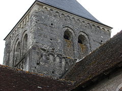 vue en contre-plongée d'un clocher roman