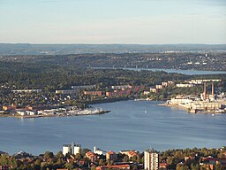 Ortviken sett från Södra Stadsberget. I förgrunden syns stadsdelen Skönsmon och i bakgrunden skymtar man Alnöbron. Till höger i bild syns pappersbruket.