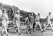 日本軍へ降伏するシンガポールのパーシヴァル司令官