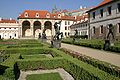 A parte ocidental do jardim com a avenida de esculturas e a Sala terrena (pavilhão do pátio).