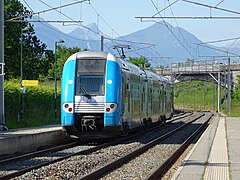 Z 24500 en livrée Auvergne-Rhône-Alpes partant en direction de Chambéry.