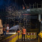 Zerlegung einer Stahlnietenbruecke bei gleichzeitiger Wasserkuehlung.jpg