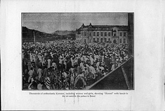 Thousands of enthusiastic Koreans, including women and girls, shouting "Mansei" with hands in the air outside the palace in Seoul.(여성과 소녀를 포함한 수천명의 열렬한 조선인들이 서울 성 밖에서 손을 들고 만세를 외치고 있다.)