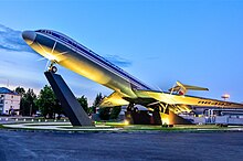 l'avion est exposé en plein air, monté sur trois piliers en béton, avec le nez surélevé.