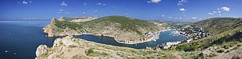 Vue panoramique de la baie de Balaklava, en Crimée. (définition réelle 10 212 × 2 514)