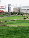 Rovine dell'abbazia con l'Abbey Retail Park e il Canary Wharf sullo sfondo