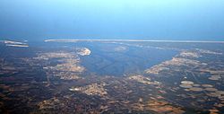 Vue aérienne du bassin d'Arcachon en direction de l'Ouest.