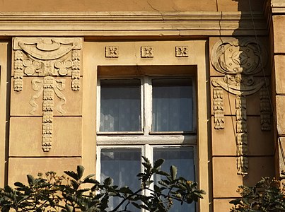 Vegetal festoons and motifs of the facade