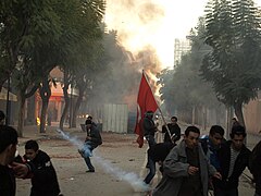 Tir tendu de grenade lacrymogène à Tunis, le 14 janvier 2011.