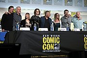 Lance Henriksen et une partie de la l'équipe du film Aliens, au San Diego Comic Con International de 2016 pour célébrer les trente ans du film. De gauche à droite : Bill Paxton, James Cameron, Gale Anne Hurd, Sigourney Weaver, Paul Reiser, Carrie Henn, Michael Biehn et Lance Henriksen.