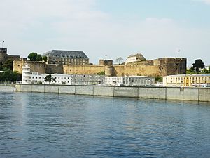 Le nouveau port de plaisance du château et le château de Brest