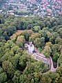 Panorama sur le château depuis le sud, avec à l'arrière-plan le village de Lichtenberg