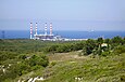 La centrale thermique de Martigues à Ponteau, et ses anciennes cheminées peintes en rouge et blanc qui forment un repère majeur.