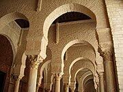 モスク内の馬蹄形アーチ（チュニジア ケルアン）