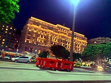 Fachada do Copacabana Palace em janeiro de 2025 a noite