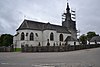 Kerk Saint-Pierre en ensemble van de genoemde kerk, het kerkhof met zijn ommuring