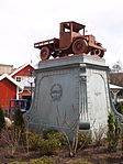 Mitt i en av banans större kurvor står detta monument.