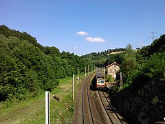 Un TER 200 passe sans s'arrêter devant la gare d'Arzviller.