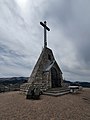 La base della croce alla sommità del sacrario