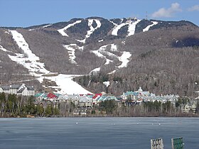 Vue du mont Tremblant et des pistes de la station homonyme.