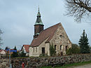 Dorfkirche mit Kirchhofmauer und Kriegerdenkmal