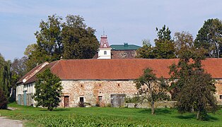 Stallungen im Süden. Dahinter das Schloss